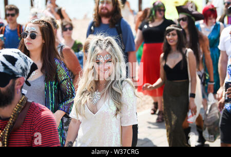 Brighton UK 13. Juli 2019 - Der März der Meerjungfrauen Parade macht seinen Weg entlang der Küste von Brighton in heißen, sonnigen Wetter heute. Der März der Meerjungfrauen Parade in Brighton war die erste Veranstaltung dieser Art in Großbritannien, im Jahr 2012 erstellte und vom Coney Island Mermaid Parade in New York inspiriert und ist eine Feier unserer Meere und Sea Life, Sensibilisierung für die Bedeutung der Erhaltung der Meere. Foto: Simon Dack/Alamy leben Nachrichten Stockfoto