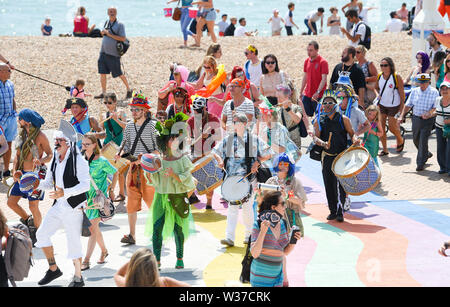 Brighton UK 13. Juli 2019 - Der März der Meerjungfrauen Parade macht seinen Weg entlang der Küste von Brighton in heißen, sonnigen Wetter heute. Der März der Meerjungfrauen Parade in Brighton war die erste Veranstaltung dieser Art in Großbritannien, im Jahr 2012 erstellte und vom Coney Island Mermaid Parade in New York inspiriert und ist eine Feier unserer Meere und Sea Life, Sensibilisierung für die Bedeutung der Erhaltung der Meere. Foto: Simon Dack/Alamy leben Nachrichten Stockfoto