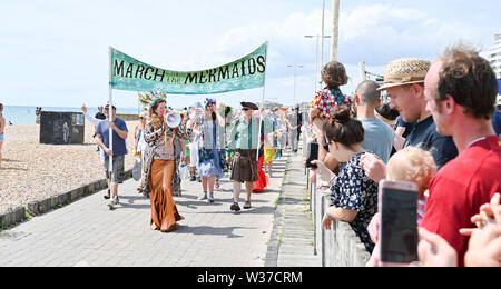 Brighton UK 13. Juli 2019 - Der März der Meerjungfrauen Parade macht seinen Weg entlang der Küste von Brighton in heißen, sonnigen Wetter heute. Der März der Meerjungfrauen Parade in Brighton war die erste Veranstaltung dieser Art in Großbritannien, im Jahr 2012 erstellte und vom Coney Island Mermaid Parade in New York inspiriert und ist eine Feier unserer Meere und Sea Life, Sensibilisierung für die Bedeutung der Erhaltung der Meere. Foto: Simon Dack/Alamy leben Nachrichten Stockfoto