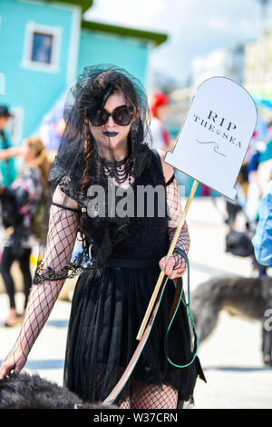 Brighton UK 13. Juli 2019 - Der März der Meerjungfrauen Parade macht seinen Weg entlang der Küste von Brighton in heißen, sonnigen Wetter heute. Der März der Meerjungfrauen Parade in Brighton war die erste Veranstaltung dieser Art in Großbritannien, im Jahr 2012 erstellte und vom Coney Island Mermaid Parade in New York inspiriert und ist eine Feier unserer Meere und Sea Life, Sensibilisierung für die Bedeutung der Erhaltung der Meere. Foto: Simon Dack/Alamy leben Nachrichten Stockfoto