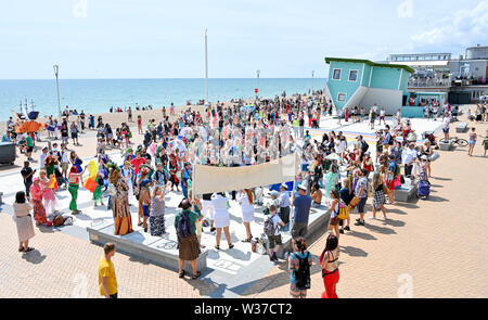 Brighton UK 13. Juli 2019 - Der März der Meerjungfrauen Parade macht seinen Weg entlang der Küste von Brighton in heißen, sonnigen Wetter heute. Der März der Meerjungfrauen Parade in Brighton war die erste Veranstaltung dieser Art in Großbritannien, im Jahr 2012 erstellte und vom Coney Island Mermaid Parade in New York inspiriert und ist eine Feier unserer Meere und Sea Life, Sensibilisierung für die Bedeutung der Erhaltung der Meere. Foto: Simon Dack/Alamy leben Nachrichten Stockfoto