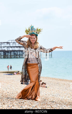 Brighton UK 13. Juli 2019 - Ehre Mission war der Leitung Meerjungfrau im März der Meerjungfrauen Parade auf Brighton Seafront in heißen, sonnigen Wetter. Der März der Meerjungfrauen Parade in Brighton war die erste Veranstaltung dieser Art in Großbritannien, im Jahr 2012 erstellte und vom Coney Island Mermaid Parade in New York inspiriert und ist eine Feier unserer Meere und Sea Life, Sensibilisierung für die Bedeutung der Erhaltung der Meere. Foto: Simon Dack/Alamy leben Nachrichten Stockfoto