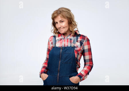 Senior hübsche Frau denkt über ihr Leben Probleme. Stockfoto