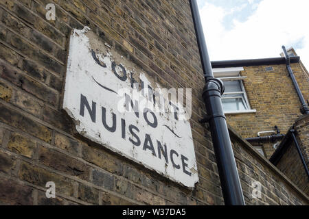 Ein viktorianischer "Begehen kein Ärgernis" Straßenschild Doyce Street, London, SE1, UK Stockfoto