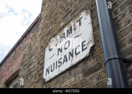 Ein viktorianischer "Begehen kein Ärgernis" Straßenschild Doyce Street, London, SE1, UK Stockfoto