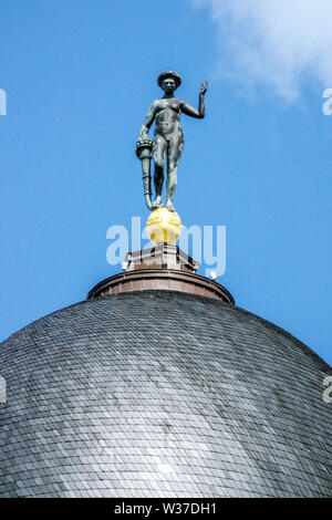 Deutschland Berlin Altes Rathaus, altes Stadthaus, Statue der Göttin Fortuna auf der Kuppel Stockfoto