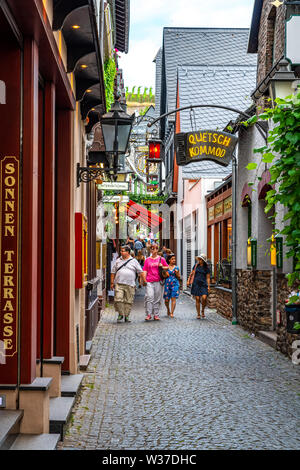 Rüdesheim, Deutschland, 07.07.2019: Touristen schlendern durch die berühmte Drosselgasse in Rüdesheim am Rhein Stockfoto