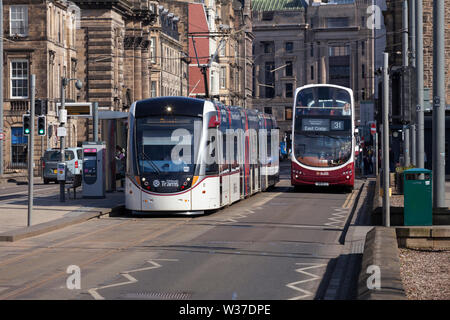 Lothian Busse Bus neben Edinburgh Tram 265 am westlichen Ende der Princes Street, der Straßenbahn war ein York Hotel - Edinburgh Airport Service Stockfoto