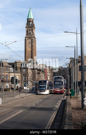 Lothian Busse Bus neben Edinburgh Tram 265 am westlichen Ende der Princes Street, der Straßenbahn war ein York Hotel - Edinburgh Airport Service Stockfoto