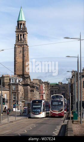 Lothian Busse Bus neben Edinburgh Tram 265 am westlichen Ende der Princes Street, der Straßenbahn war ein York Hotel - Edinburgh Airport Service Stockfoto