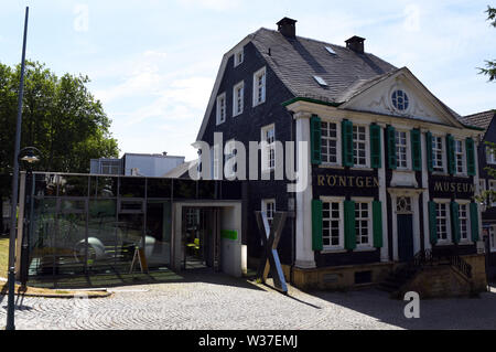 Remscheid, Deutschland. 10. Juli 2019. Die 'Deutsches Röntgen-Museum" gibt dem Besucher einen technischen und historischen Überblick über die Arbeit der Physiker Wilhelm Conrad Röntgen, der Entdecker der X-Strahlen, die er X-Strahlen nennt. Credit: Horst Ossinger //dpa/Alamy leben Nachrichten Stockfoto