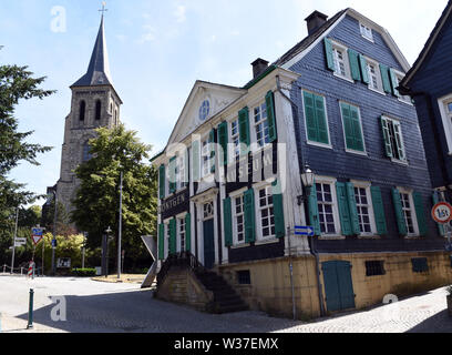 Remscheid, Deutschland. 10. Juli 2019. Die 'Deutsches Röntgen-Museum" (auf der linken Seite die katholische Kirche St. Bonaventura) gibt dem Besucher einen technischen und historischen Überblick über die Arbeit der Physiker Wilhelm Conrad Röntgen, der Entdecker der X-Strahlen, die er X-Strahlen nennt. Credit: Horst Ossinger //dpa/Alamy leben Nachrichten Stockfoto