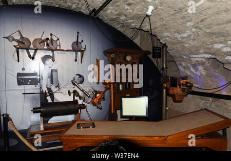 Remscheid, Deutschland. 10. Juli 2019. X-ray Laboratorien zu Beginn des 20. Jahrhunderts, die 'Deutsches Röntgen-Museum", wo die Besucher einen technischen und historischen Überblick über die Arbeit der Physiker Wilhelm Conrad Röntgen, der Entdecker der X-Strahlen, die er X-Strahlen nennt. Credit: Horst Ossinger //dpa/Alamy leben Nachrichten Stockfoto