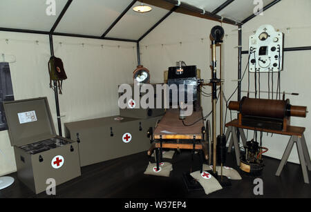 Remscheid, Deutschland. 10. Juli 2019. X-ray Laboratorien zu Beginn des 20. Jahrhunderts, die 'Deutsches Röntgen-Museum", wo die Besucher einen technischen und historischen Überblick über die Arbeit der Physiker Wilhelm Conrad Röntgen, der Entdecker der X-Strahlen, die er X-Strahlen nennt. Credit: Horst Ossinger //dpa/Alamy leben Nachrichten Stockfoto