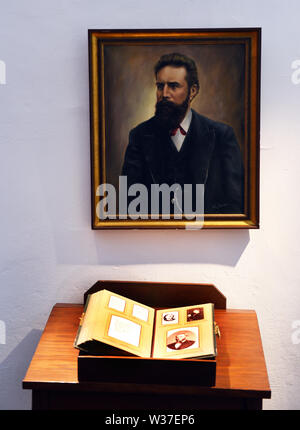 Remscheid, Deutschland. 10. Juli 2019. Die Studie der Physiker Wilhelm Conrad Röntgen in der 'Deutsches Röntgen-Museum" gibt dem Besucher einen technischen und historischen Überblick über die Arbeit der Physiker Wilhelm Conrad Röntgen, der Entdecker der X-Strahlen, die er X-Strahlen nennt. Credit: Horst Ossinger //dpa/Alamy leben Nachrichten Stockfoto