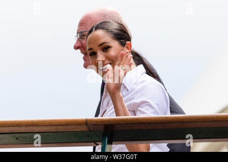 London, Großbritannien. 13. Juli, 2019. Tennis: Grand Slam/WTA-Tour - Wimbledon, Singles, Frauen, endgültig, S. Williams (USA) - halep (Rumänien): Meghan, Herzogin von Sussex, die endgültige besucht. Credit: Frank Molter/dpa Quelle: dpa Picture alliance/Alamy Live News/dpa/Alamy leben Nachrichten Stockfoto