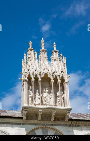 Detail der biblischen Skulptur vor Eintritt in die monumentale Friedhof errichtet im 12. Jahrhundert an der Cathedral Square in Pisa Stockfoto