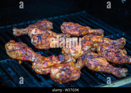 In der Nähe Bild von köstlichen sizzling BBQ Chicken auf dem Grill Stockfoto