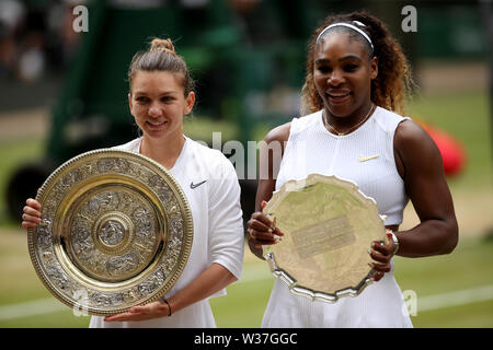 Simona Halep (links) feiert mit ihrer Trophäe, nachdem er singles der Frauen Finale, neben Runner-up Serena Williams, an Tag 12 der Wimbledon Championships in der All England Lawn Tennis und Croquet Club, Wimbledon. Stockfoto