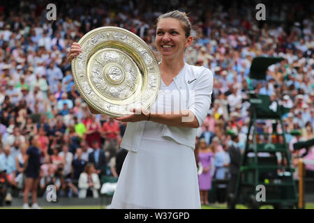Wimbledon, UK. 13. Juli, 2019. Wimbledon, UK. 13. Juli, 2019. SIMONA HALEP GEWINNT DIE DAMEN SINGLES FINAL, die Wimbledon Championships 2019, 2019 Quelle: Allstar Bildarchiv/Alamy Live News Credit: Allstar Bildarchiv/Alamy leben Nachrichten Stockfoto