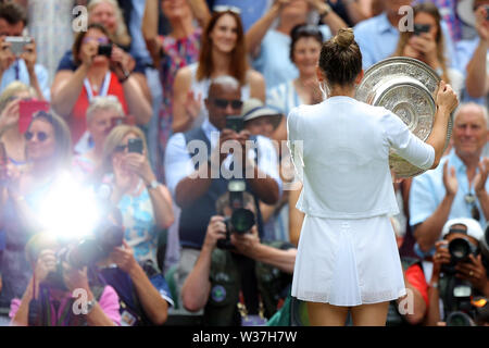 Wimbledon, UK. 13. Juli, 2019. Wimbledon, UK. 13. Juli, 2019. SIMONA HALEP GEWINNT DIE DAMEN SINGLES FINAL, die Wimbledon Championships 2019, 2019 Quelle: Allstar Bildarchiv/Alamy Live News Credit: Allstar Bildarchiv/Alamy leben Nachrichten Stockfoto