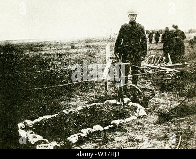 Dieses Foto, dating vor 1922, bezieht sich auf die Bildunterschrift lautet: Das Grab von lieut. Quentin Roosevelt, Aviator und Sohn von ex-Präsident Roosevelt, der bei einem Luftangriff über feindliche Linien am 14. Juli 1918 ermordet wurde, wurde in Frankreich. Stockfoto