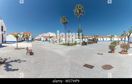 Das Dorf Porto Covo Sines, entlang der westlichen Küste von Portugal Alentejo, südlich von Lissabon Stockfoto