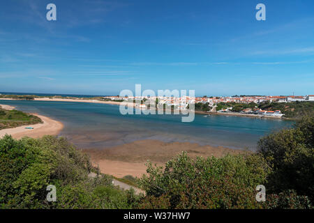 Das Dorf Vila Nova de Milfontes in der Gemeinde Odemira der portugiesischen Region Alentejo. Stockfoto