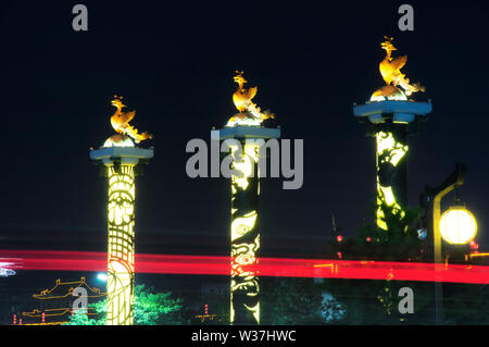 Beleuchtete Säulen gekrönt mit einem Phoenix am Südtor oder Yongning (Männer) und Bogenschießen Turm an der Xian Stadtmauer bis in der Nacht in der Provinz Shaanxi lit Stockfoto