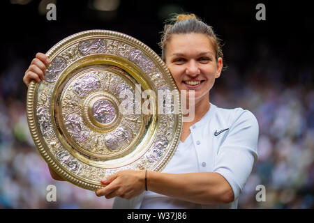 London, Großbritannien. 13. Juli 2019. London, UK. 13. Juli 2019. Wimbledon Tennis Turnier, Tag 12; Simona Halep (ROM) hält die Venus Rosewater Dish, als sie Damen Wimbledon champion Kredit wird: Aktion Plus Sport Bilder/Alamy Live News Credit: Aktion Plus Sport Bilder/Alamy leben Nachrichten Stockfoto