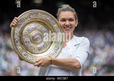 London, Großbritannien. 13. Juli 2019. London, UK. 13. Juli 2019. Wimbledon Tennis Turnier, Tag 12; Simona Halep (ROM) hält die Venus Rosewater Dish, als sie Damen Wimbledon champion Kredit wird: Aktion Plus Sport Bilder/Alamy Live News Credit: Aktion Plus Sport Bilder/Alamy leben Nachrichten Stockfoto