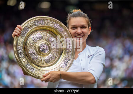 London, Großbritannien. 13. Juli 2019. London, UK. 13. Juli 2019. Wimbledon Tennis Turnier, Tag 12; Simona Halep (ROM) hält die Venus Rosewater Dish, als sie Damen Wimbledon champion Kredit wird: Aktion Plus Sport Bilder/Alamy Live News Credit: Aktion Plus Sport Bilder/Alamy leben Nachrichten Stockfoto