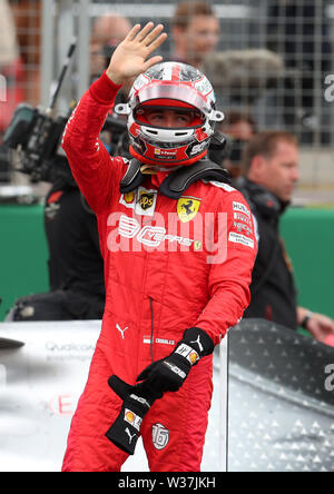 Ferrari-pilot Charles Leclerc Wellen der Menge, die bei der Qualifikation für den Grand Prix von Großbritannien in Silverstone, Towcester. Stockfoto