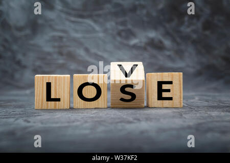 Holzwürfel Block mit Wort LIEBE ändern nach Los. Konzept der Liebe und der Geschichte der Liebe zu verlieren. Stockfoto