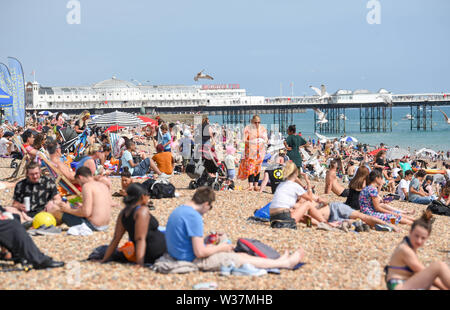 Brighton UK 13. Juli 2019 - Brighton Beach besetzt ist, wie die Besucher der heißen Sonne mit Temperaturen wieder Erreichen der Mitte der 20er Jahre in den Süden Osten genießen. Foto: Simon Dack/Alamy leben Nachrichten Stockfoto