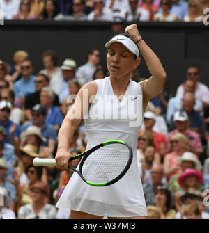 London, Großbritannien. 13. Juli, 2019. Die Meisterschaften in Wimbledon 2019 13072019 Simona Halep (ROU) in den Damen Final Credit: Roger Parker/Alamy leben Nachrichten Stockfoto