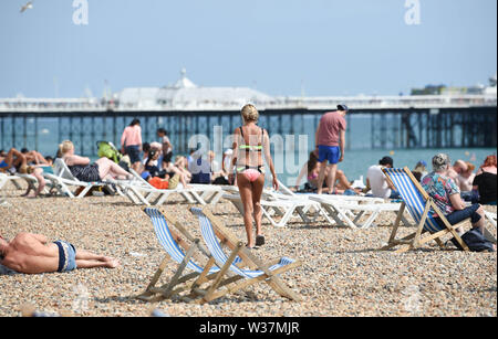 Brighton UK 13. Juli 2019 - Brighton Beach besetzt ist, wie die Besucher der heißen Sonne mit Temperaturen wieder Erreichen der Mitte der 20er Jahre in den Süden Osten genießen. Foto: Simon Dack/Alamy leben Nachrichten Stockfoto