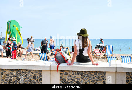 Brighton UK 13. Juli 2019 - Brighton Beach besetzt ist, wie die Besucher der heißen Sonne mit Temperaturen wieder Erreichen der Mitte der 20er Jahre in den Süden Osten genießen. Foto: Simon Dack/Alamy leben Nachrichten Stockfoto