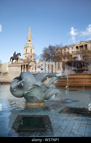 Admiral Jellicoe Memorial Fountain Trafalgar Square mit Bronze Statue von König George IV auf Pferd und St Martin-in-the-Fields Kirche London Stockfoto