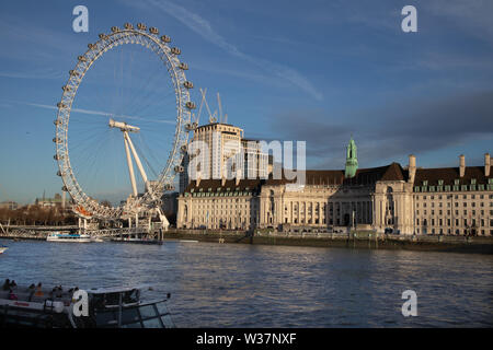 Blick auf das London Eye am Südufer der Themse neben der County Hall in London, Großbritannien Stockfoto