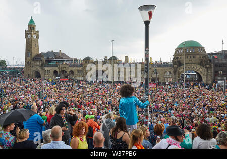 Hamburg, Deutschland. 13. Juli, 2019. Zahlreiche Besucher des Schlagermoves stand an den Landungsbrücken und der Musik feiern. Quelle: Georg Wendt/dpa/Alamy leben Nachrichten Stockfoto