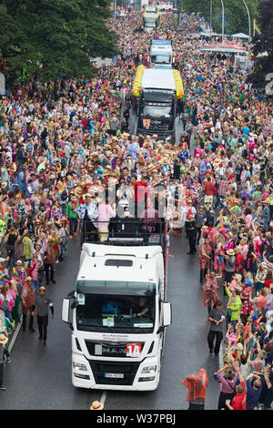Hamburg, Deutschland. 13. Juli, 2019. Musictrucks mit zahlreichen Feiern auf während des Schlagermoves auf der Helgoländer Allee fahren. Quelle: Georg Wendt/dpa/Alamy leben Nachrichten Stockfoto