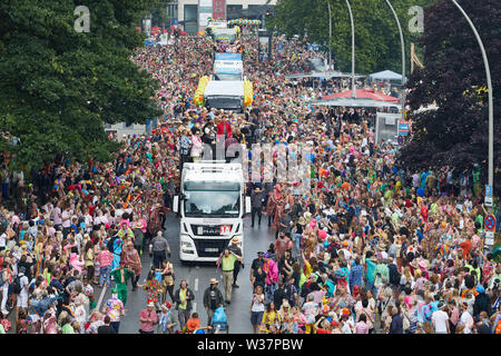 Hamburg, Deutschland. 13. Juli, 2019. Musictrucks mit zahlreichen Feiern auf während des Schlagermoves auf der Helgoländer Allee fahren. Quelle: Georg Wendt/dpa/Alamy leben Nachrichten Stockfoto