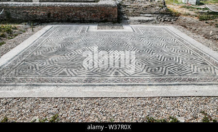 Römische Mosaikboden in der Piazza della Vittoria - Victory Square - in den archäologischen Ausgrabungen von Ostia Antica befindet - Rom Stockfoto