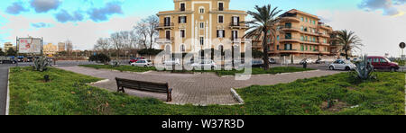 Ostia Lido Rom, Italien, 18. Januar 2019: Panoramablick auf Cesario Konsole Quadrat in Ostia Lido in Rom mit Fassaden typischer Art nouveau buildi Stockfoto