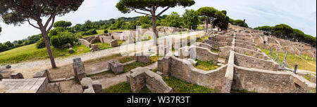 Panoramablick - 180 Grad in der baugrube Ruinen von Ostia Antica - von der Decumanus Maximus in die Turnhalle des Neptun Therme mit Blick auf Stockfoto