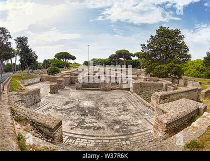 Super Panoramablick in das Römische Reich Ausgrabung Ruinen von Ostia Antica mit der schönen Mosaik von Cisiarii Therme und der Architektur - Stockfoto