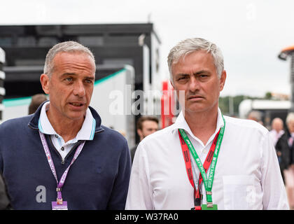 TOWCESTER, Vereinigtes Königreich. 13. Juli, 2019. Jose Mourinho (rechts) besuchte das heutige Qualifying in der Formel 1 Rolex Grand Prix von Großbritannien 2019 in Silverstone Circuit am Samstag, Juli 13, 2019 in TOWCESTER, ENGLAND. Credit: Taka G Wu/Alamy leben Nachrichten Stockfoto