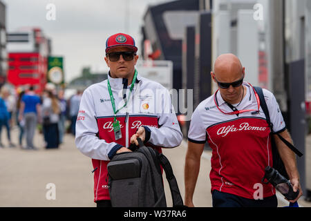 TOWCESTER, Vereinigtes Königreich. 13. Juli, 2019. Kimi Räikkönen von Alfa Romeo (links) in der Praxis Sitzung 3 Während der Formel 1 Rolex Grand Prix von Großbritannien 2019 in Silverstone Circuit am Samstag, Juli 13, 2019 in TOWCESTER, ENGLAND. Credit: Taka G Wu/Alamy leben Nachrichten Stockfoto