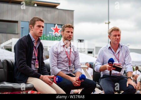 TOWCESTER, Vereinigtes Königreich. 13. Juli, 2019. Der ehemalige britische F1-Rennfahrer Jenson Button (Mitte) wird in Sky Sport TV nach dem Qualifying in der Formel 1 Rolex Grand Prix von Großbritannien 2019 in Silverstone Circuit am Samstag, Juli 13, 2019 in TOWCESTER, ENGLAND. Credit: Taka G Wu/Alamy leben Nachrichten Stockfoto